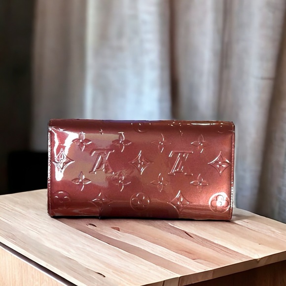 LOUIS VUITTON Sarah Vernis Material In Vibrant Wine Color Long Wallet. - Picture 2 of 7